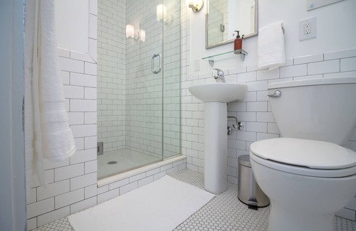Queens Condominio | The High Tide Studio #4 Studio Bedroom Hotel Room by Redawning