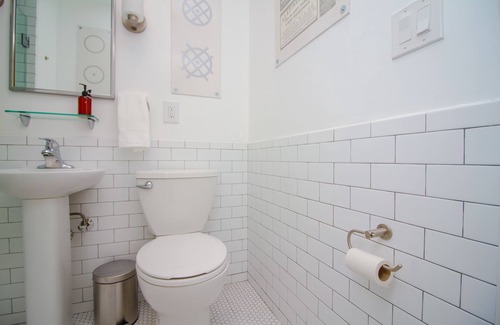 Queens Condominio | The High Tide Studio #4 Studio Bedroom Hotel Room by Redawning