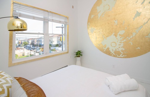 Queens Condominio | The High Tide Studio #4 Studio Bedroom Hotel Room by Redawning