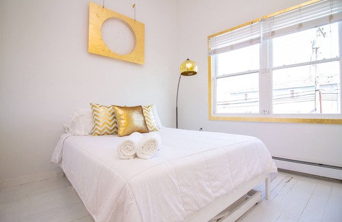 Queens Condominio | The High Tide Studio #4 Studio Bedroom Hotel Room by Redawning