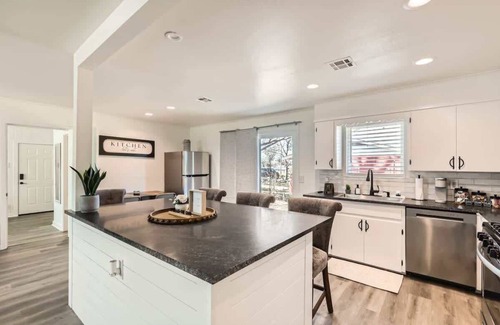 Georgetown Casa | The Highland Hideaway-Walk to the Historic Square!