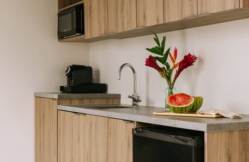 Hillsboro Beach Apartamento | The Hillsboro powered by Sonder | Superior King Suite+ w/ Balcony