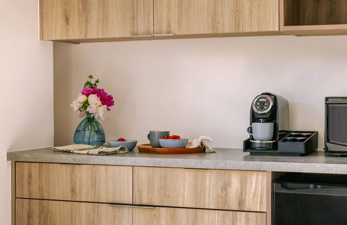 Hillsboro Beach Apartamento | The Hillsboro powered by Sonder | Double Queen Room w/ Balcony