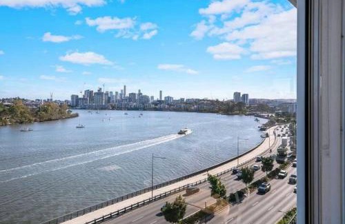 Hamilton Apartamento | The Hillside at Hamilton - A Fresh Riverfront Abode