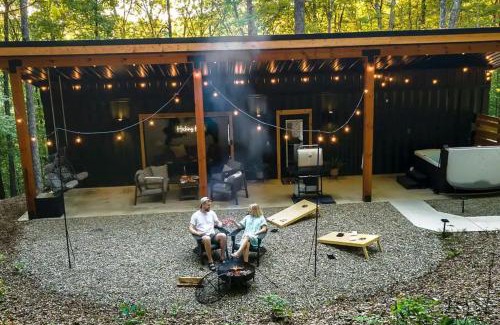 Logan Apartamento | The Hillside Retreat - Cozy container home with Hot tub and Fire pit