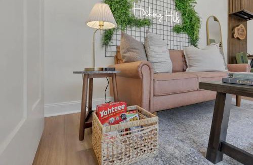 Logan Apartamento | The Hillside Retreat - Cozy container home with Hot tub and Fire pit