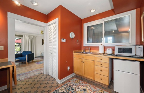 West Central Apartamento | The Historic River Lodge - Your Private Riverfront Suite