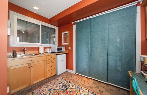 West Central Apartamento | The Historic River Lodge - Your Private Riverfront Suite