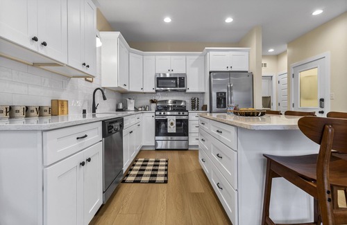 Historic Downtown Racine Casa | The Hive 2 Bedroom/2 Bath by Harbor and Root River