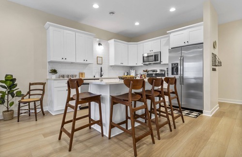 Historic Downtown Racine Casa | The Hive 2 Bedroom/2 Bath by Harbor and Root River