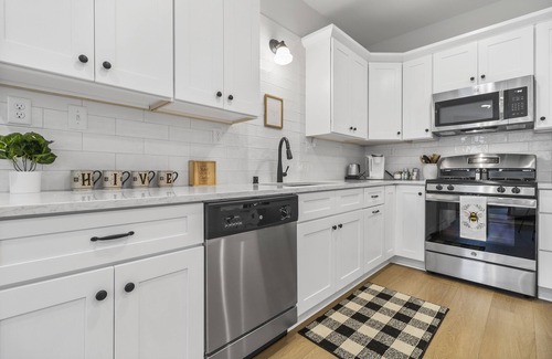 Historic Downtown Racine Casa | The Hive 2 Bedroom/2 Bath by Harbor and Root River