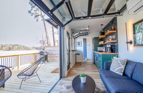 Greenville - Spartanburg Apartamento | The Hive · Luxe Shipping Container w/ King on Lakefront Farm