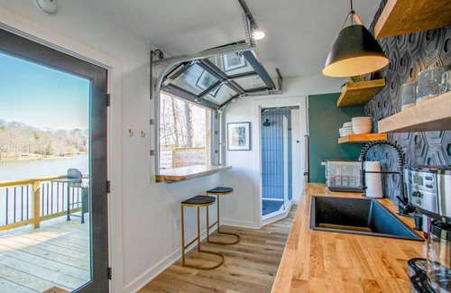 Greenville - Spartanburg Apartamento | The Hive · Luxe Shipping Container w/ King on Lakefront Farm