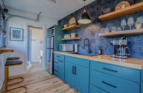 Greenville - Spartanburg Apartamento | The Hive · Luxe Shipping Container w/ King on Lakefront Farm