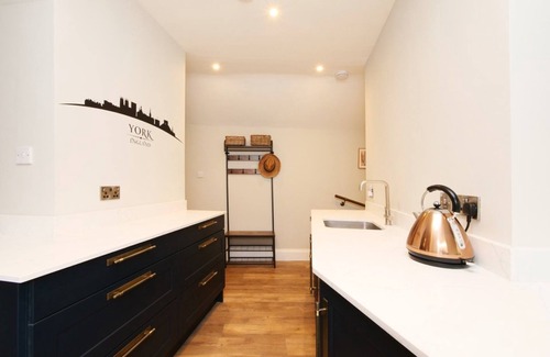 York Cabaña | The Holgate Snug - sleeps 4 guests in 2 bedrooms