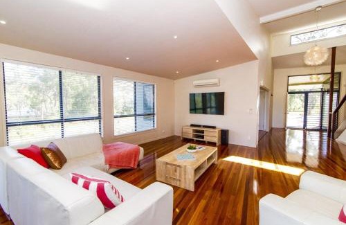 Kingfisher Bay Casa | The Holiday House