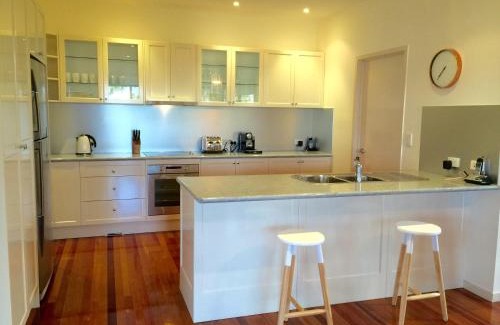 Kingfisher Bay Casa | The Holiday House