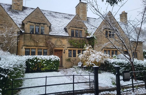 Longborough Cabaña | THE HOLIDAY!nChristmas Cottage