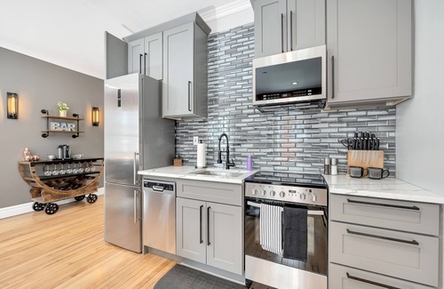 Holly Apartamento | The Holly Herald Downtown Battle Alley