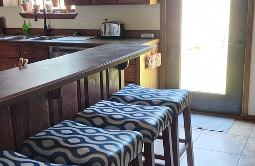 Stringtown Casa | The home between 2 lakes! Charming 3-bedroom house with AC, WiFi, and much more!