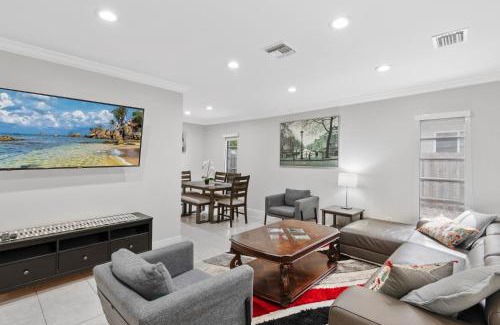 River Oaks Casa | The Home in The Oaks - By Avi