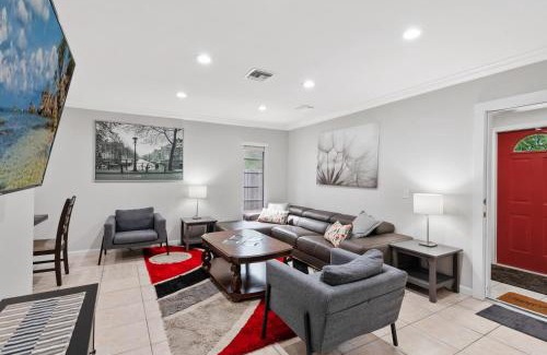 River Oaks Casa | The Home in The Oaks - By Avi