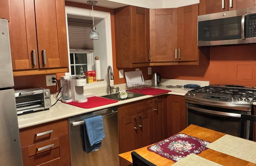 Silver Spring Casa | The Home in Washington DC, 2 bedrooms, 4 beds, Free parking, kitchen & laundry.