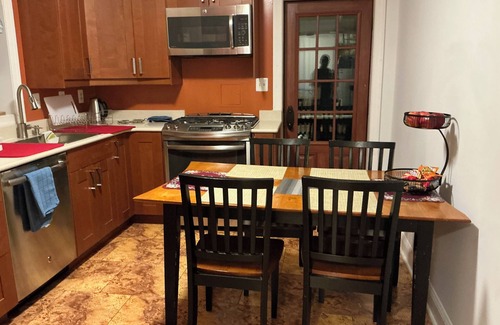 Silver Spring Casa | The Home in Washington DC, 2 bedrooms, 4 beds, Free parking, kitchen & laundry.