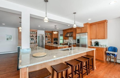 Kauneonga Lake Casa | The Homestead Main House: Lakefront Fun—Sleeps 22!