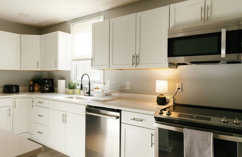 Lawrenceburg Casa | "The Homestead" UPSCALE STAY - Downtown with Yard