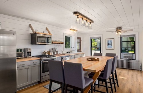 Johnson Casa | The Homestead - Walk to village, bring the pup!