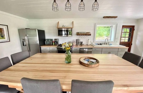 Johnson Casa | The Homestead - Walk to village, bring the pup!