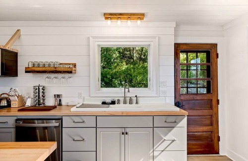 Johnson Casa | The Homestead - Walk to village, bring the pup!