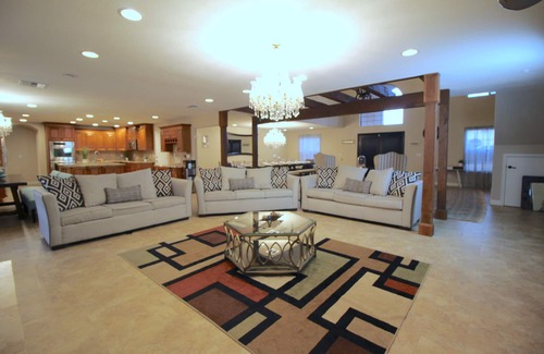 Estate Grove Valencia Est Casa | ¡El retiro de Hope Street! Una finca de lujo de 6,300 pies cuadrados