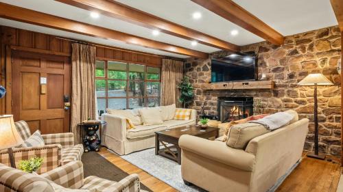 Lake Harmony Casa | The Horseshoe Hideaway Lake Harmony Cabin w Hot Tub Game Porch