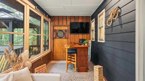 Lake Harmony Casa | The Horseshoe Hideaway Lake Harmony Cabin w Hot Tub Game Porch