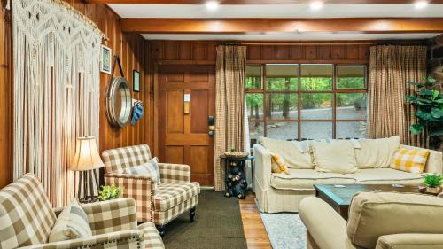 Lake Harmony Casa | The Horseshoe Hideaway Lake Harmony Cabin w Hot Tub Game Porch