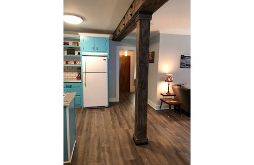 Williamston Apartamento | The Hot Rod Suite at Snooze and Cruise Apartments