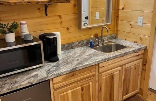 Winston - Salem Cabina | The Hot Tub Hideaway