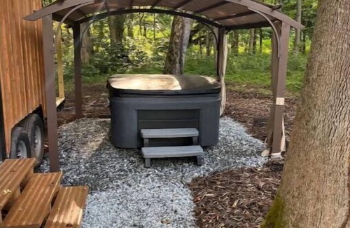 Winston - Salem Cabina | The Hot Tub Hideaway