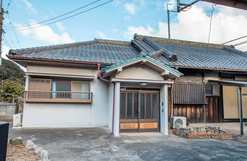 Sennan District Casa | The hotel can accommodate up to 12 people, 132 ㎡ of space, 35 minutes from Kansai Airport, 1 minute walk from Takako Station on the Nankai Main Line, and ideal for exploring Osaka and Wakayama.