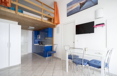 Marine de Saint Ambroggio Casa | LA CASA QUE BRILLA EN LOS RAYOS DEL SOL DE LA PUESTA