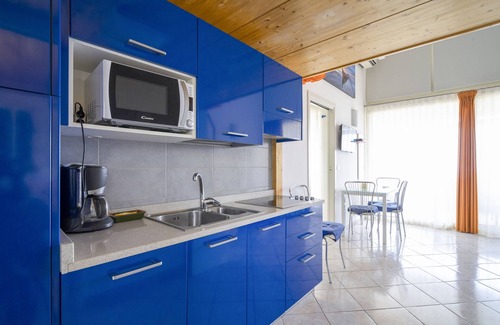 Marine de Saint Ambroggio Casa | LA CASA QUE BRILLA EN LOS RAYOS DEL SOL DE LA PUESTA