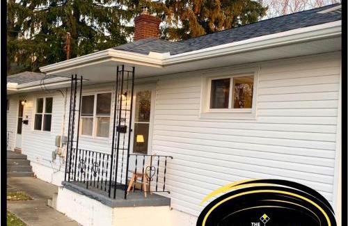Cuyahoga Falls Casa | The House Hotels - Whole House Erie Street
