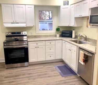 Cuyahoga Falls Casa | The House Hotels - Whole House Erie Street