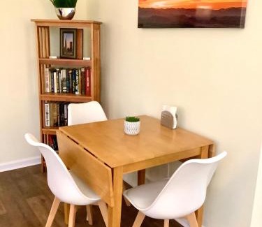Cuyahoga Falls Casa | The House Hotels - Whole House Erie Street
