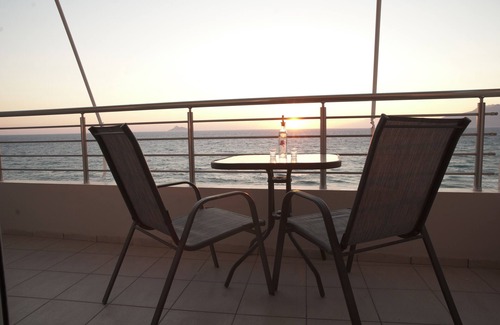 Kalamaki Casa | The House In Front Of The Sea