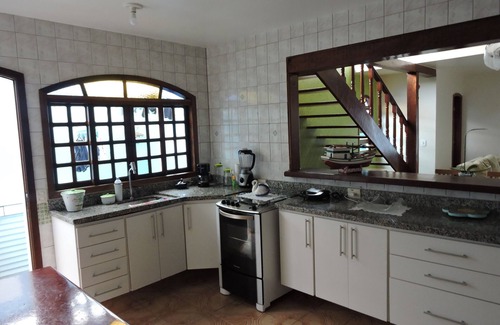 Barra Velha Casa | La casa está bien ubicada cerca de supermercados, restaurantes, hospitales.