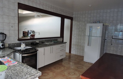 Barra Velha Casa | La casa está bien ubicada cerca de supermercados, restaurantes, hospitales.