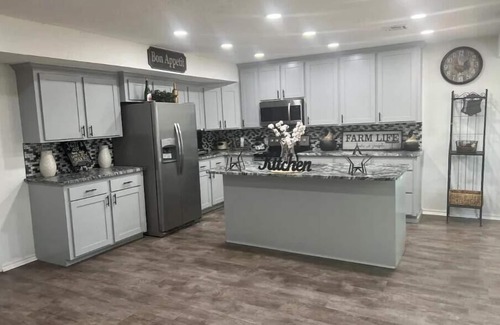 Lawton Casa | The Serenity House: Great Basic Graduation Home for Celebrations & Casino